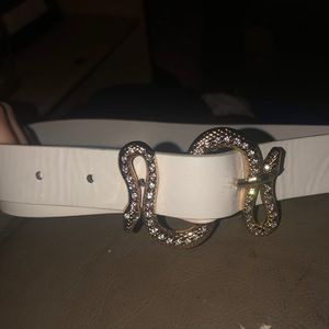 Im selling a snake belt gold with rinestones